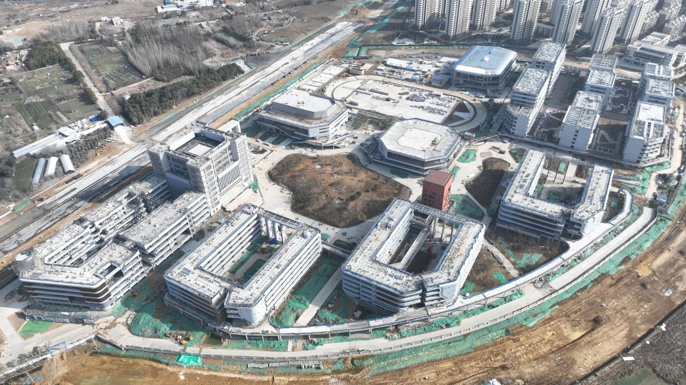 為確保合肥一中淝河校區(qū)項(xiàng)目2024年竣工交付節(jié)點(diǎn)如期完成，迅速掀起春節(jié)后復(fù)工即大干勞動熱潮，形成一股緊張快干、提速爭先的濃厚氛圍，2月16日，合肥一中淝河校區(qū)項(xiàng)目召開節(jié)后復(fù)工動員大會。會上，各部門負(fù)責(zé)人報(bào)告了2023年度收尾工作情況及今年的工作任務(wù)，以月、周為時(shí)間軸線，明確各目標(biāo)節(jié)點(diǎn)，并以圖表的形式對各勞務(wù)班組負(fù)責(zé)人進(jìn)行全面交底，落實(shí)工作目標(biāo)責(zé)任制，做到責(zé)任到人，切實(shí)做到工作目標(biāo)化，目標(biāo)階段化，階段具體化，具體責(zé)任化。 (2)_副本.jpg